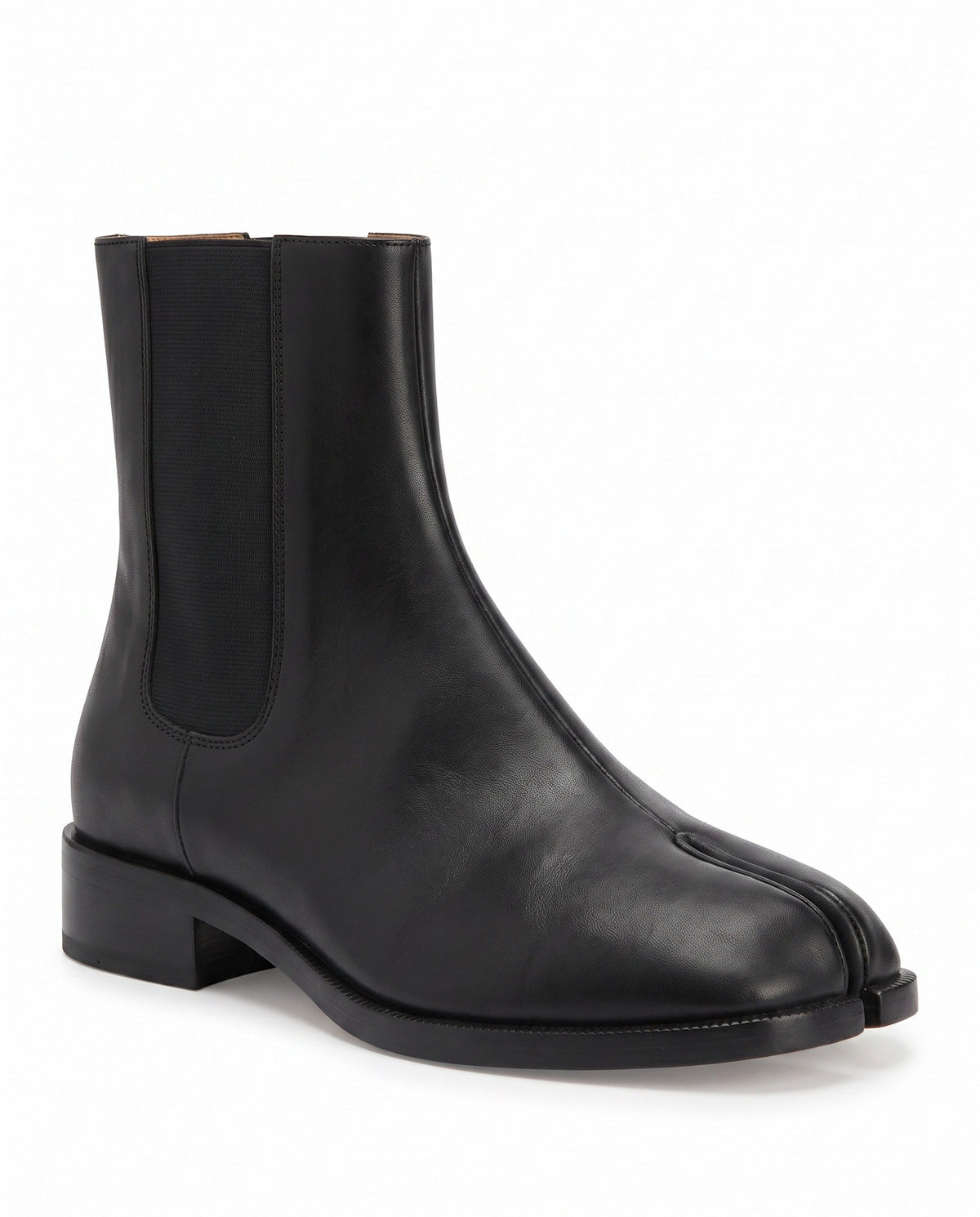 Fuyumi Tabi Chelsea Boot in Black