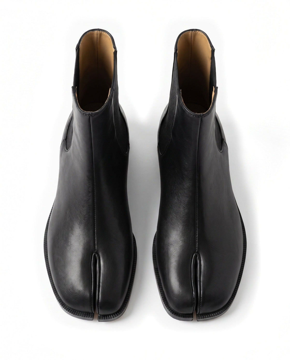 Fuyumi Tabi Chelsea Boot in Black