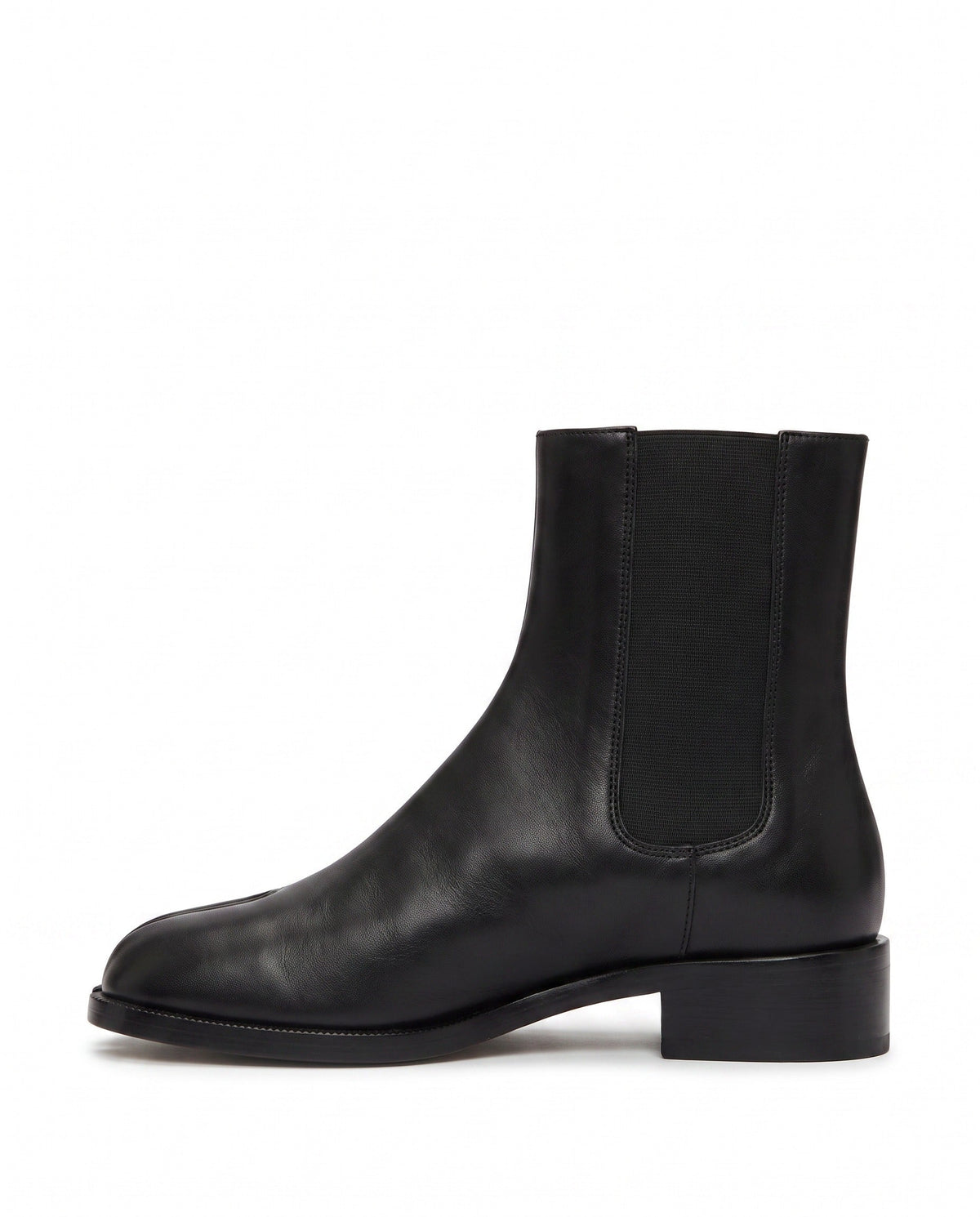 Fuyumi Tabi Chelsea Boot in Black