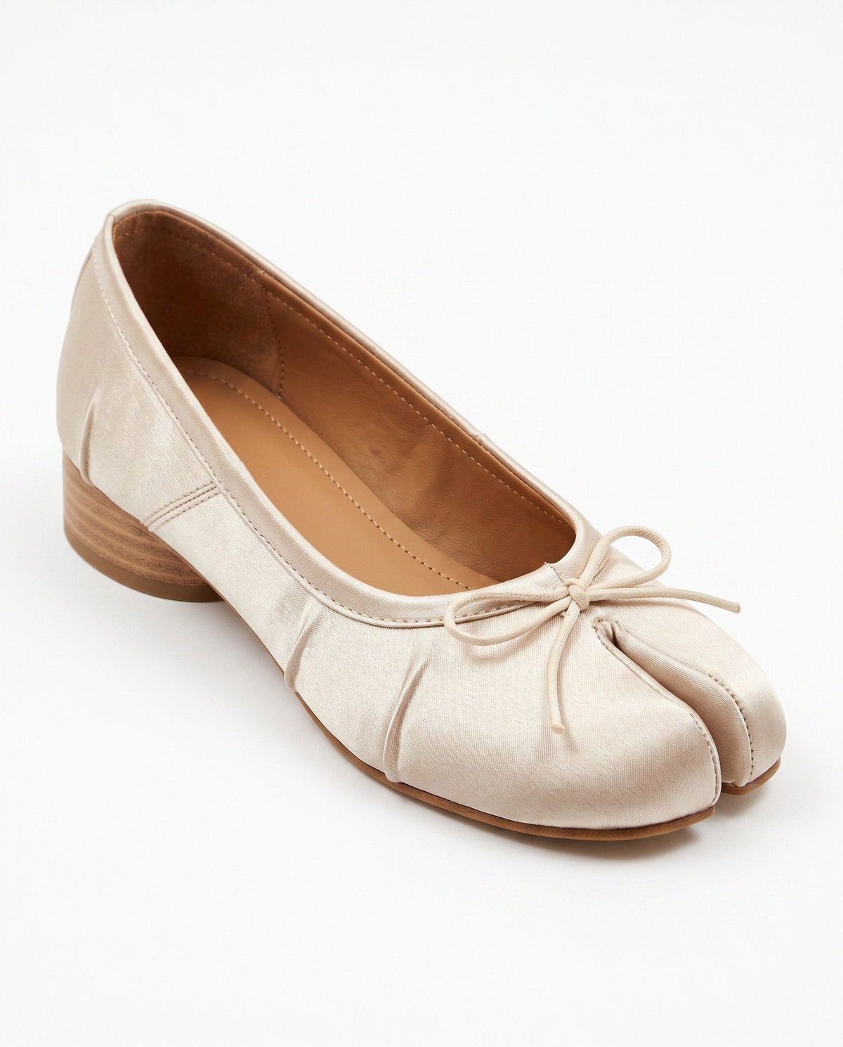 Mayu Tabi Ballet Pump in Ivory